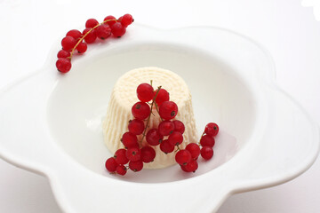 Fromage de brousse et grains de groseille, 