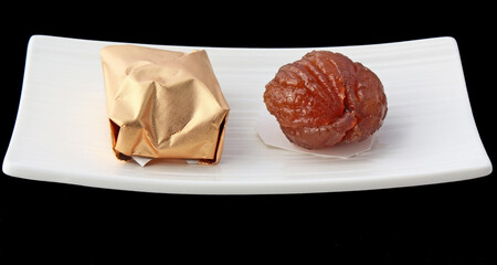 un marron glacé prêt a être dégusté