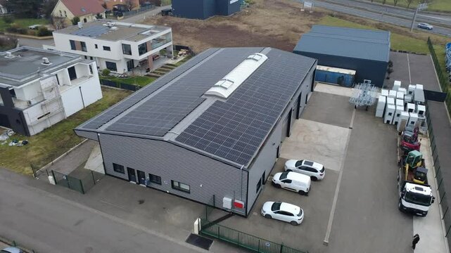 panneaux photovolta&iuml;ques sur batiment - entrep&ocirc;t de stockage - vue arienne
