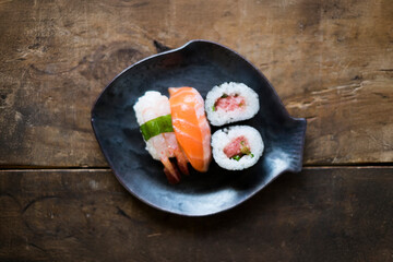 お寿司_黒い魚のお皿