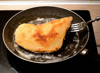 Kotlet schabowy smażony na patelni - obrazy, fototapety, plakaty