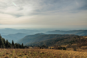 Obraz premium vista panoramica in alta quota su un ambiente naturale tra le montagne e le colline lungo il confine tra Italia e Slovenia, di mattina, a fine autunno, con cielo leggermente nuvoloso