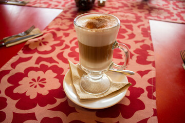 mocaccino o cafe latte cuidadosamente elaborado sobre taza y servilleta