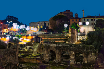 Colosseo e parte del Foro Romano nell'ora blu.