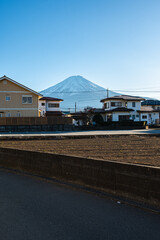 Mount fuji majestic view over traditional japanese homes japan landscape photography clear sky...