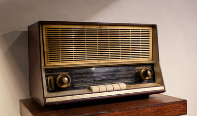 Fototapeta premium vintage radio on wooden shelf