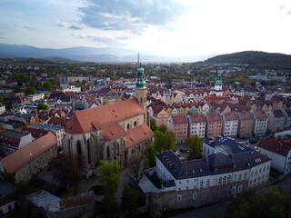 Jelenia Góra, panorama miasta, kamienice, ratusz, kościół, góry, krajobraz © ukasz
