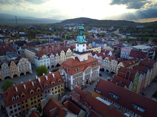 Jelenia Góra, panorama miasta, kamienice, ratusz, kościół, góry, krajobraz