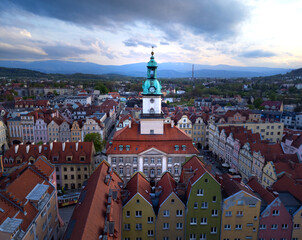 Jelenia Góra, panorama miasta, kamienice, ratusz, kościół, góry, krajobraz © ukasz