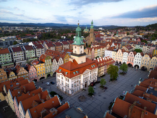 Jelenia Góra, panorama miasta, kamienice, ratusz, kościół, góry, krajobraz © ukasz