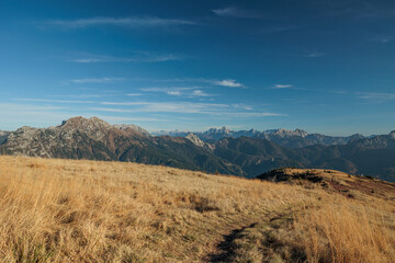vista panoramica di un bellissimo ambiente naturale di montagna in alta quota nelle Alpi...