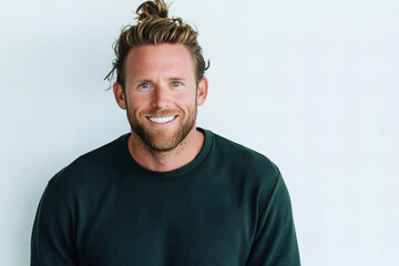 Obraz premium Portrait of a Smiling Handsome Man with Natural Features and Casual Style for Professional and Lifestyle Themes