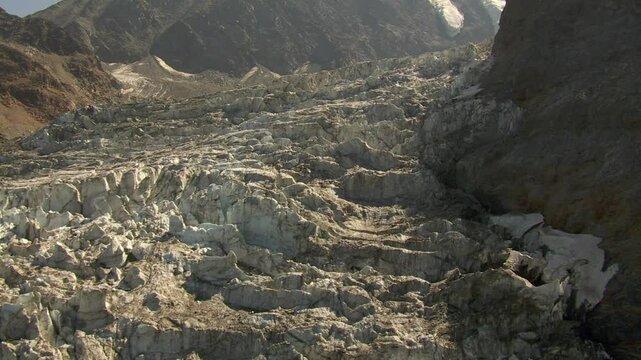 Survol et remont&eacute;e d'un glacier avec des s&eacute;racs 
