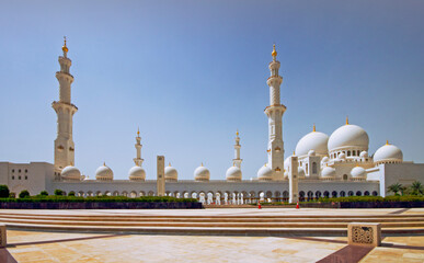 Fototapeta premium AuÃŸenansicht der Sheikh Zayed-Moschee mit ihren Kuppeln, SÃ¤ulen und Minaretten in Abu Dhabi in den Vereinigten Arabischen Emiraten.