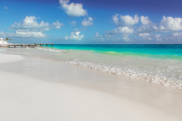 Obraz premium Sea shore on the Caribbean beach in the Zona Hoteleria in Cancun.