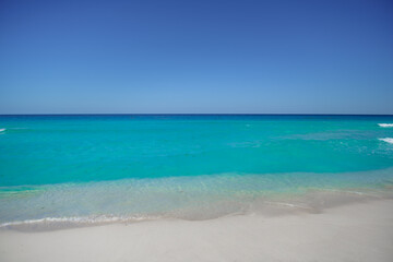 Fototapeta premium Sea shore on the Caribbean beach in the Area Hoteleria in Cancun.