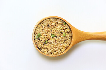 나무 그릇에 담긴 신선한 곡물