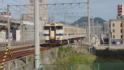 街中を走る旧国鉄時代の車両