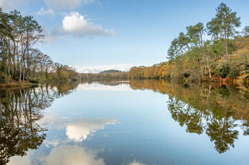 pause au bord de l'&eacute;tang reflet et automne