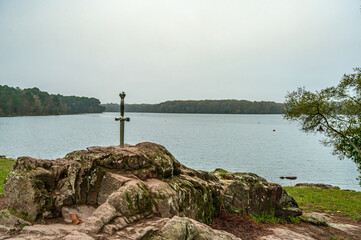 lac de trémelin et épée du roi arthur