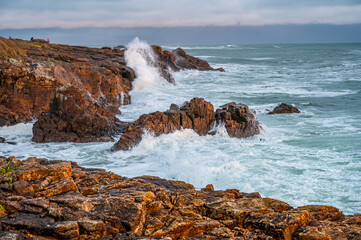 c&ocirc;te des sables d'olonne agit&eacute;e et &agrave; mar&eacute;e haute