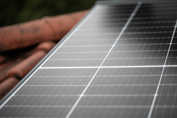 Photovoltaik, Solarzellen auf Dach mit Tonziegeln