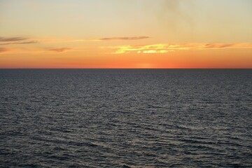 Die Sonne ist über dem Skagerrak untergegangen und taucht den Himmel in orangefarbenes Licht. Die See ist ruhig an diesem Sommerabend. Gesehen von einer Fähre von Oslo nach Kopenhagen.