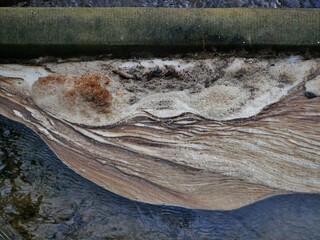 Dreckiger Schaum am Rückhaltebecken