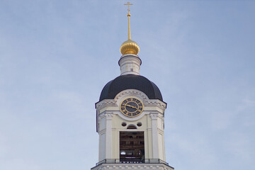 Obraz premium Clock tower with a gold dome and a cross on top