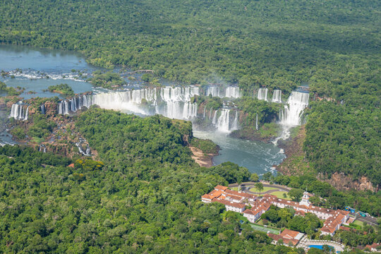 Blick auf die Wasserf&auml;lle von Iguaz&uacute; mit Hotel und Aussichtsbereich am Rand des Regenwaldes in Brasilien