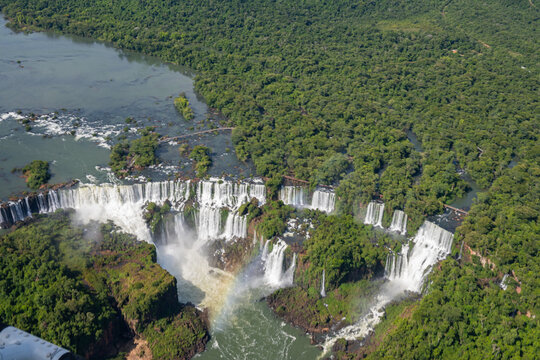 Iguaz&uacute;-Wasserf&auml;lle aus der Luft mit Regenbogen