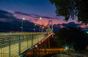 noite na Ponte Hercílio Luz no pôr do sol na cidade de florianopolis Florianópolis Santa Catarina Brasil