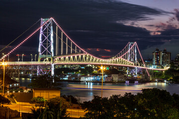 Florianopolis ponte  noite na cidade de Florianópolis, estado de Santa Catarina, Brasil luzes do catamarã abaixo da ponte no mar