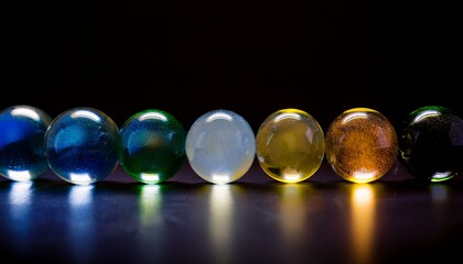 다채로운 색을 가진 구슬들이 줄지어 놓인 모습