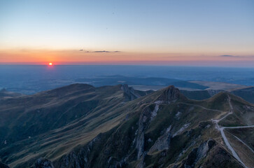 Le sommet de la montagne du Puy de Sancy dans le massif central en Auvergne, pendant l'été au coucher de soleil