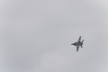 F16 fighter jet doing stunts and tricks at an airshow