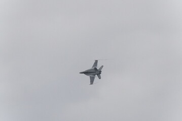 F16 fighter jet doing stunts and tricks at an airshow