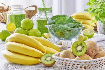 Zielony shake z bananami, kiwi, limonkami i szpinakiem © Jolaya