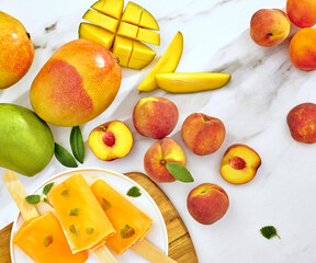 Sorbet z mango i brzoskwini z owocami © Jolaya