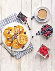 Racuchy z owocami i kawą © Jolaya