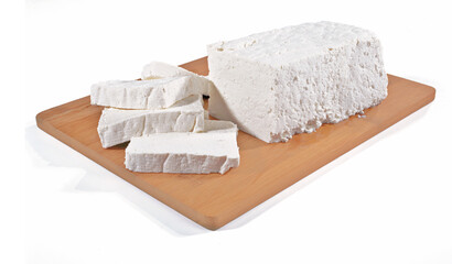 Biały ser z plastrami na drewnianej desce