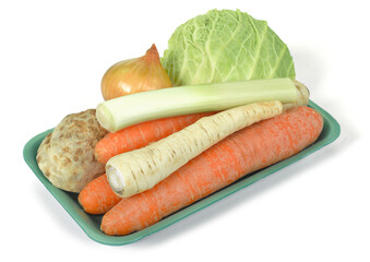 Włoszczyzna, marchew, seler, kapusta, korzeń pietruszki, cebula, por na tacce © Jolaya