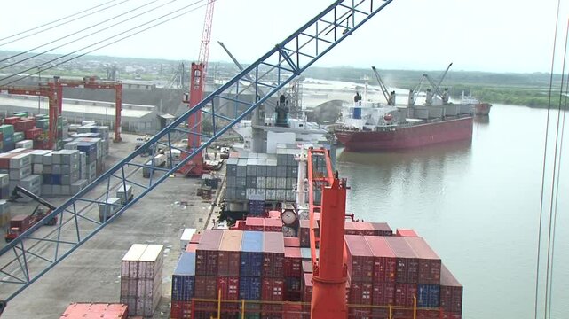 CONTAINERS EN ADUANA