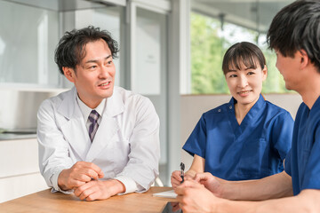 Obraz premium ミーティング・カンファレンス・勉強会をする医師・看護師・医療スタッフの男女 