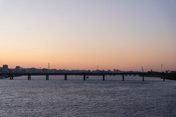 Obraz premium The Han River view with a nice sunset in Seoul