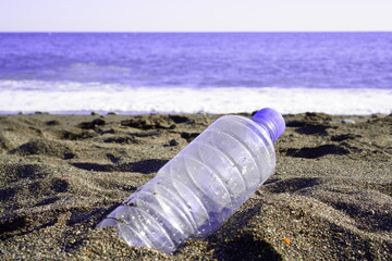 海岸に捨てられたペットボトルのゴミ