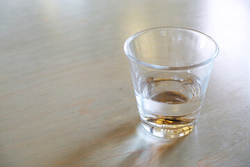 水の入ったガラスのコップ