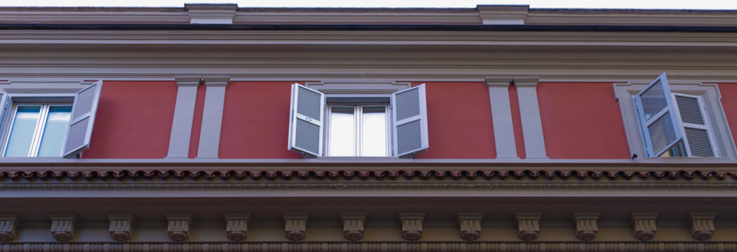 finestra con le persiane aperte sulla facciata di un antico palazzo