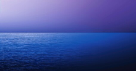 Obraz premium A serene ocean view blending shades of purple and blue at dusk.