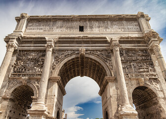 Obraz premium arch of the old city in Rome